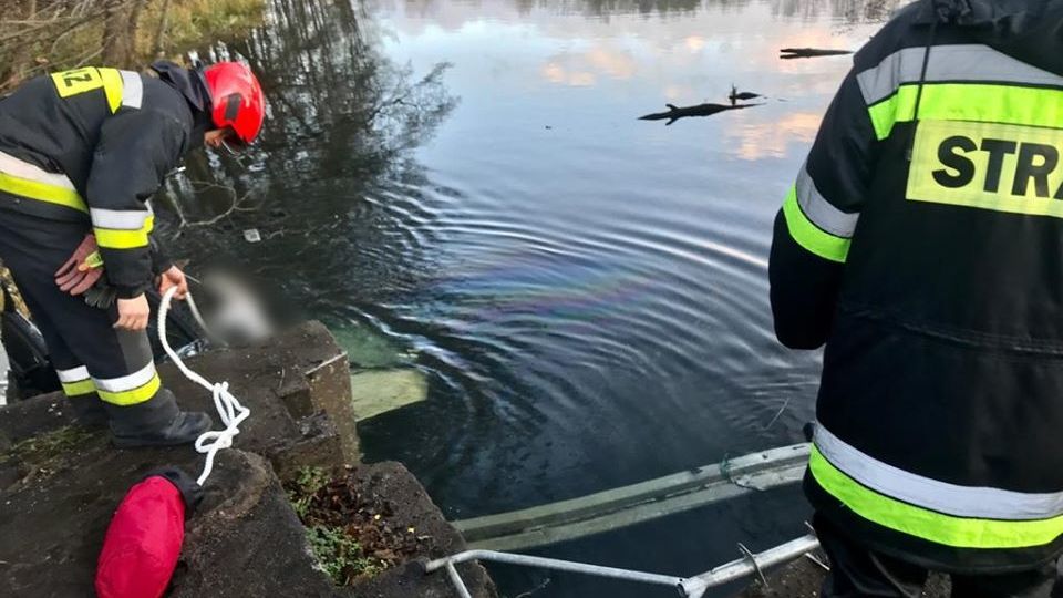 Auto v Polsku sjelo do rybníka, pět mrtvých